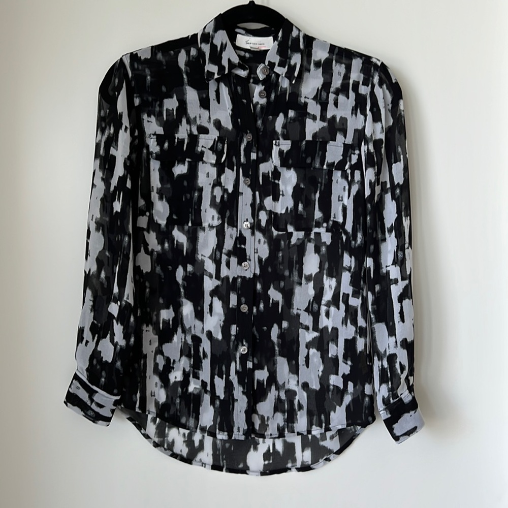 Vince Camuto button up blouse in black & white